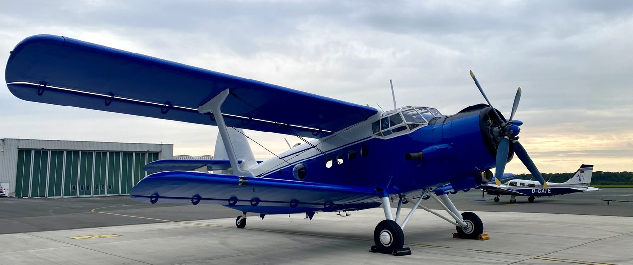 Die Antonov An-2 mit dem Kennzeichen D-FOKY am ...