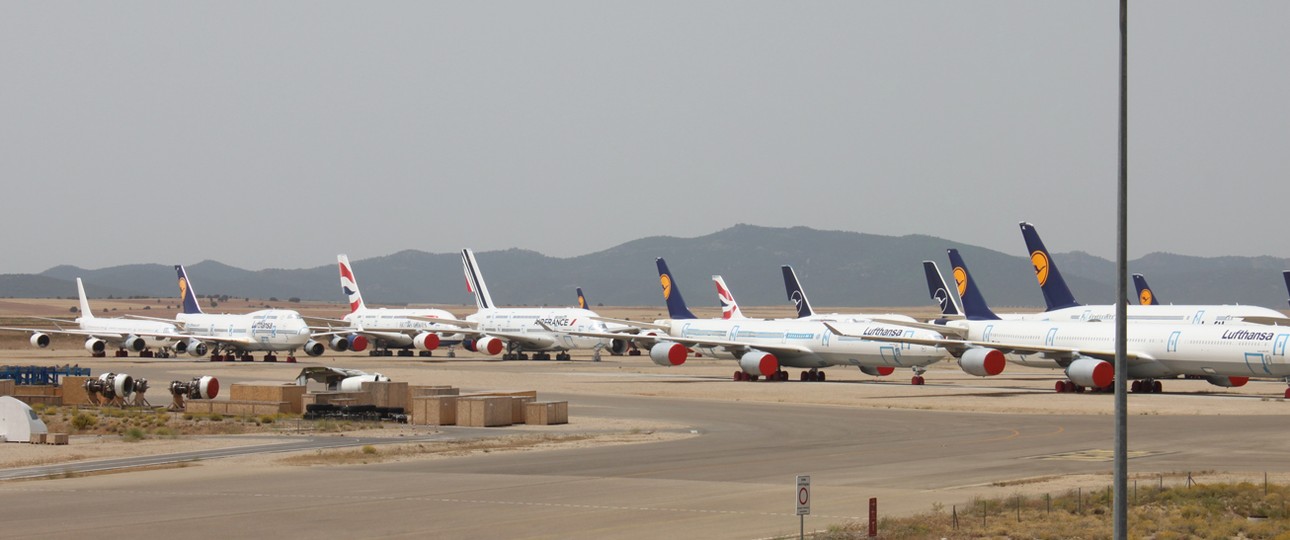 Geparkte Flugzeuge in Teruel: Ein Airbus A380 kommt neu, ein anderer geht dafür.