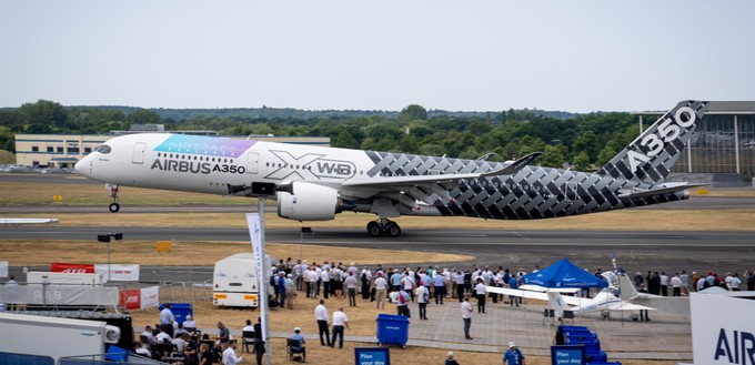 Auch Airbus selber zeigt einen A350, ...