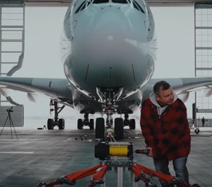 Airbus A380 von Lufthansa: Der Superjumbo wurde von einem Akkuschrauber gezogen.