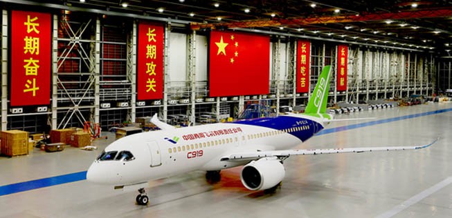 Rollout der Comac C919: Am 2. November 2015 wurde das Flugzeug erstmals der Öffentlichkeit präsentiert. Hersteller China Commercial Aircraft Company will mit dem Jet die Dominanz von Airbus und Boeing brechen.