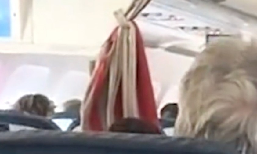 Kabinenchef von Edelweiss steckt Fluggäste mit Lachen an