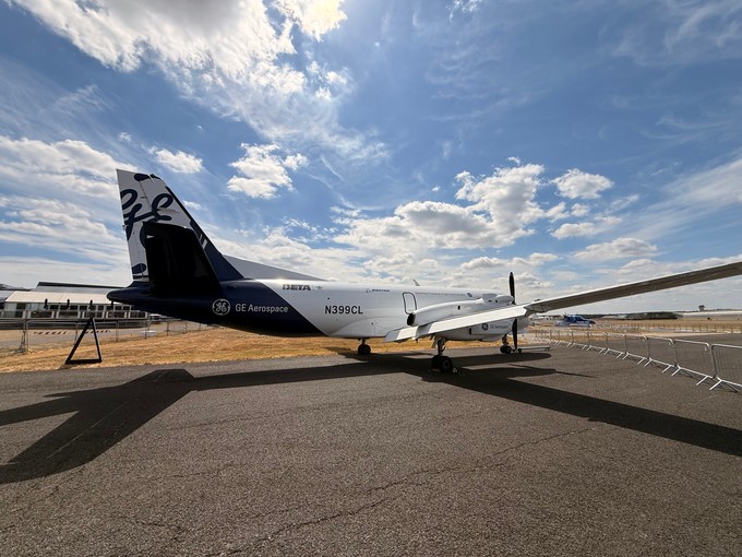 Von Beta Technologies als Demonstrationsmodell für einen hybrid-elektrischen Antrieb umgerüstete Saab 340.