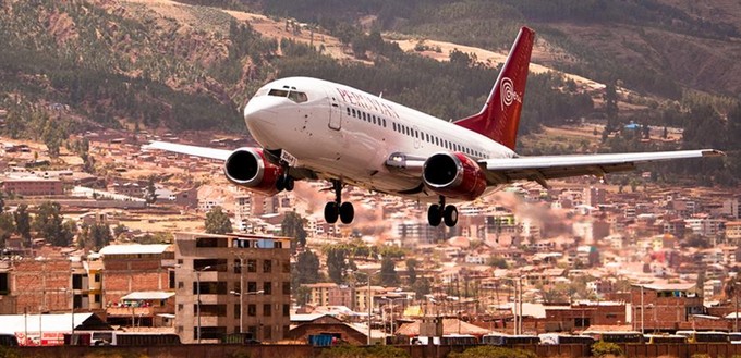 Peruvian Airlines stellte im Oktober den Betrieb ein. Aufgrund von Unstimmigkeiten rund um die Einfuhr von zwei Flugzeugen hätten die Finanz- und Zollbehörden die Konten blockieren lassen, <a href="https://www.aerotelegraph.com/peruvian-airlines-am-boden" target="_blank" rel="noopener">so die Airline</a>. Ohne Liquidität habe man den Betrieb zuerst einen halben Tag einstellen müssen, und in der Folge das Vertrauen der Reiseagenturen verloren, so dass die Buchungen eingebrochen seien.