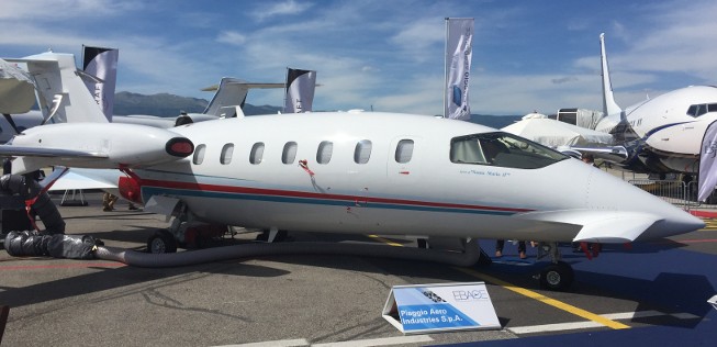 Auch sehr speziell mutet der Geschäftsreiseflieger von Piaggio an. Die Italiener setzen auf das «Drei-Flächen-Konzept» und die Propeller zeigen nach hinten.