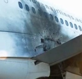 Zerstörter Flieger in Tripolis: Das Land ist von der Außenwelt abgeschnitten.
