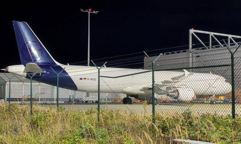 Die D-AEUC am Flughafen Frankfurt: Der Airbus A321 P2F hat seine Lufthansa-Insignien verloren.