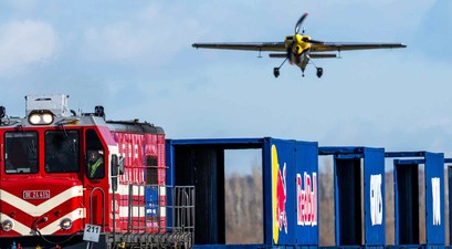 Flugzeug auf Zug: Waghalsiges Manöver.