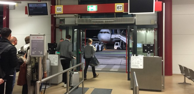 Das Flugzeug steht zum Start bereit.