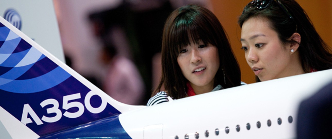 Frauen betrachten ein Modell eines Airbus A350: Option für JAL.
