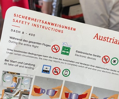 Sicherheitskarte einer Dash 8 von Austrian: Zum Glück brauchten die Insassen sie am 16. Juni 2016 nicht.