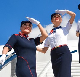 Flugbegleiterinnen von Azur Air: In Deutschland verlieren viele ihren Job.
