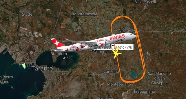 Schleifen bei Taranto: Der Airbus A350 von Swiss übt Starts und Landungen.