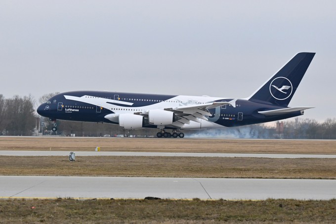 ... der den XXL-Kranich trägt.