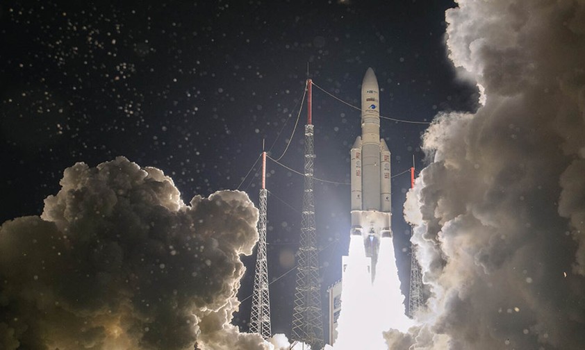 Start der Ariane 5 in Kourou: Start der europäischen Rakete für Boeing 777 von Air France sichtbar.