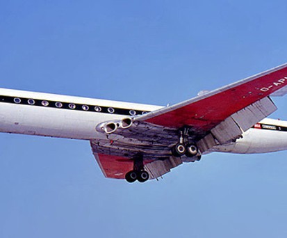 Die <strong>De Havilland Comet</strong> war das erste in Serie gebaute Strahlverkehrsflugzeug der Welt. Den Passagierbetrieb nahm sie im Jahr 1952 auf. Nur ein Jahr später begann eine Unfallserie. Gleich bei drei Abstürzen von De Havilland Comet der britischen Airline Boac stellte sich heraus, dass die Flieger in der Luft auseinandergebrochen waren. Erst nach dem dritten Unfall wurde dem Flieger die Musterzulassung entzogen.

Eine langwierige Ermittlung ergab schließlich, dass Materialermüdung zum Auseinanderbrechen der Maschinen geführt hatte und die Comet wurde umkonstruiert - so wurden etwa weichere Legierungen verarbeitet. Erst 1958 wurden wieder kommerzielle Flüge aufgenommen.