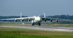 Sie hat sechs Triebwerke und es gibt sie nur ein einziges Mal weltweit: Die Antonov An-225 aus der Nähe zu besichtigen, steht auf der Bucket List von Thomas Nebel, Jojo Due und bestimmt von vielen weiteren Flugzeugenthusiasten.