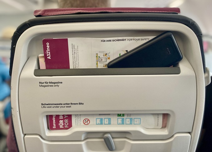 Der obere Teil des Sitzes - in diesem Fall mit einer Powerbank, wo eigentlich nur Magazine und die Sicherheitskarte hingehören.