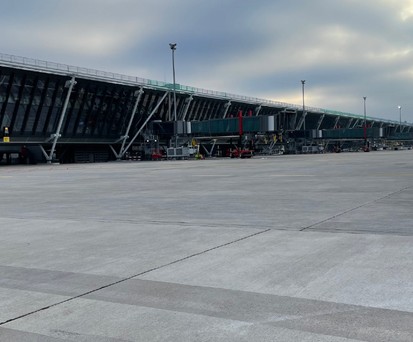 Das Gebäude ist 520 Meter lang, 20 Meter breit und 19 Meter hoch.