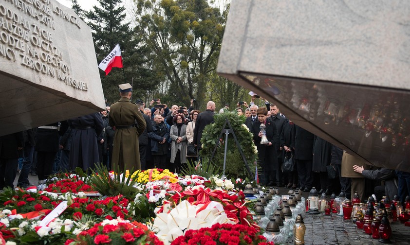 Trauerfeier zum Absturz in Smolensk: Der Absturz der Präsidentenmaschine 2010 versetzte ganz Polen in Schock.