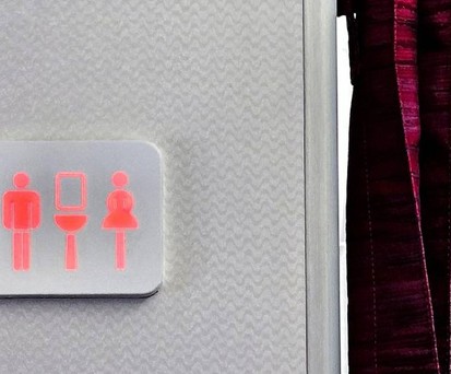 Belegte Flugzeugtoilette: Wie groß ist das Einsparpotenzial wenn Passagiere nicht mehr auf die Bordtoilette gehen würden?