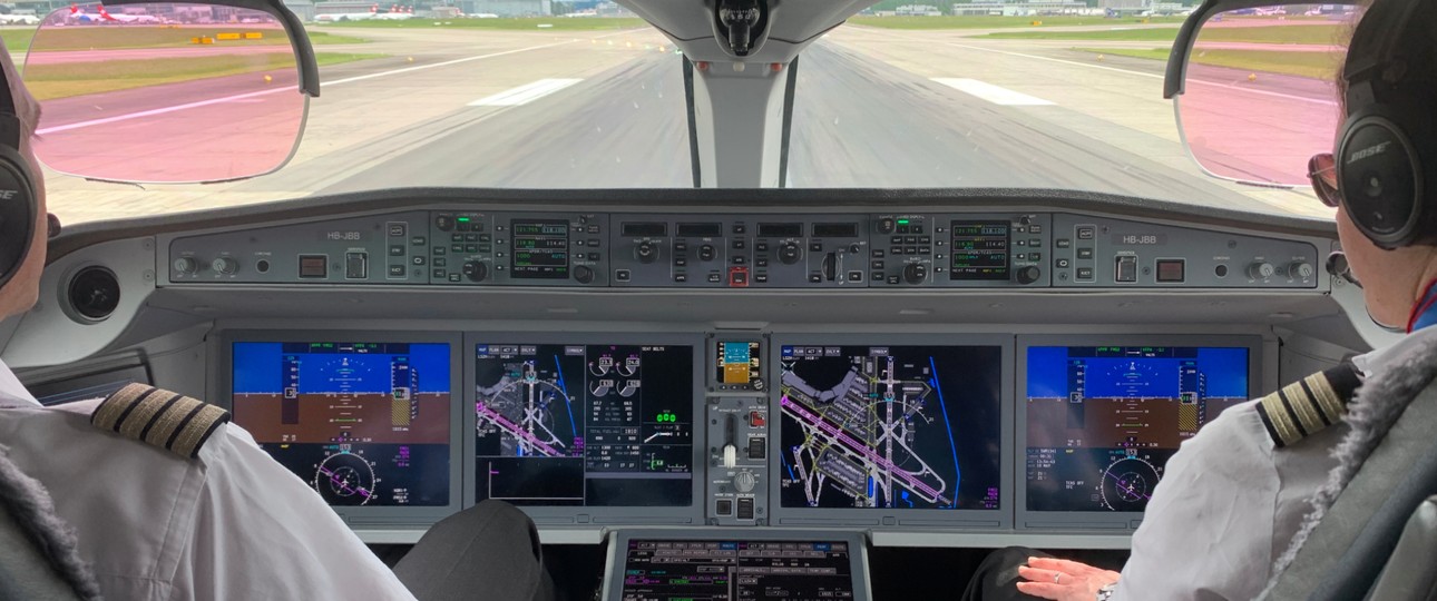 Blick ins Cockpit eines Airbus A220 von Swiss.