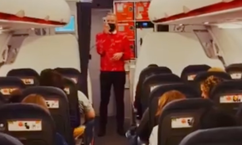 Weihnachtspulli und Weihnachtslied: Flugbegleiter Jonathan Jautard von Easyjet.
