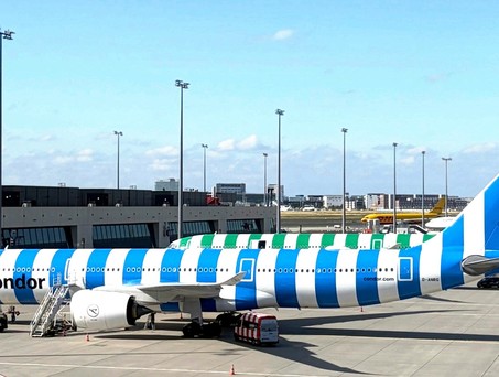 Airbus A330 Neo von Condor in Frankfurt: Die Fluglinie muss sparen.