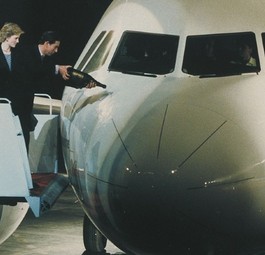 1981 entschied sich Airbus intern für den Bau des A320. Im Februar 1987 wurde der Flieger dann in Toulouse der Öffentlichkeit vorgestellt - mit Prinz Charles und Lady Diana als Ehrengästen. Im selben Monat erfolgte der Jungfernflug. Erstkunden des neuen Kurz- und Mittelstreckenjets waren British Caledonian und Air France.