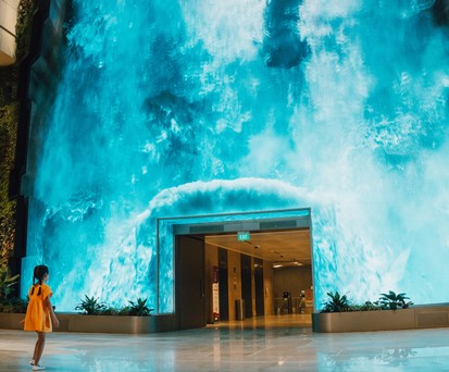 The Wonderfall: Der digitale Wasserfall befindet sich in der Abflughalle des wiedereröffneten T2 des Changi Airport.