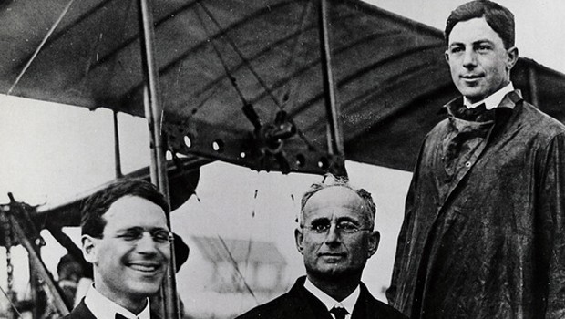 Die Airline-Gründer Percival Elliott Fansler und Thomas Benoist mit ihre Piloten Tony Jannus.