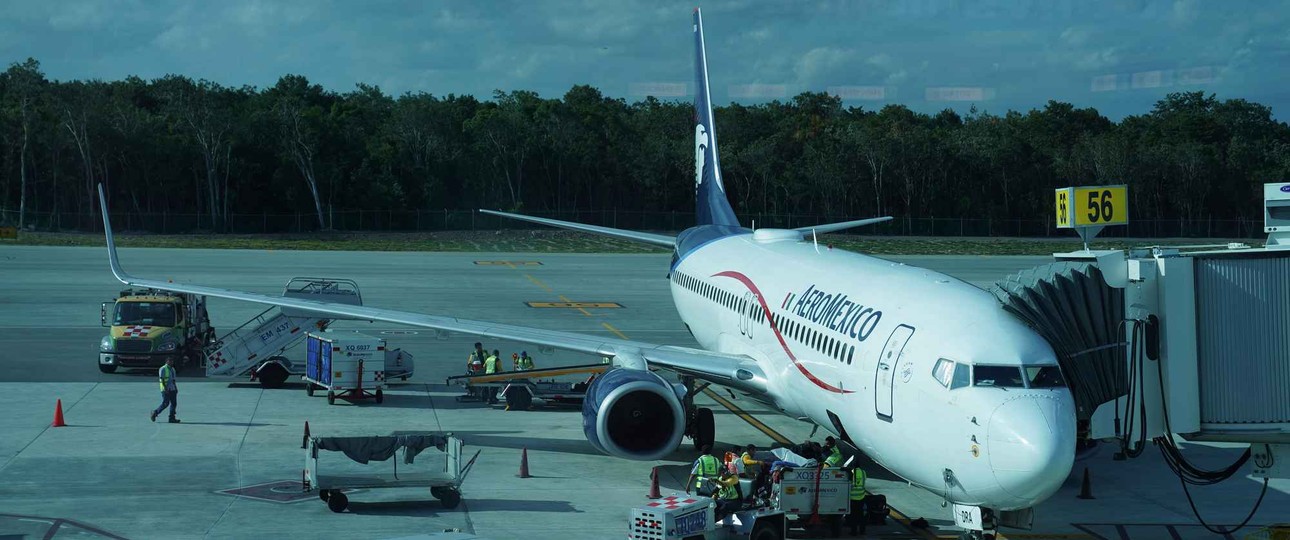Boeing 737 von Aeromexiko: Nach vier Stunden eingesperrt sein nahm sein Passagier hier das Schicksal in die Hand.