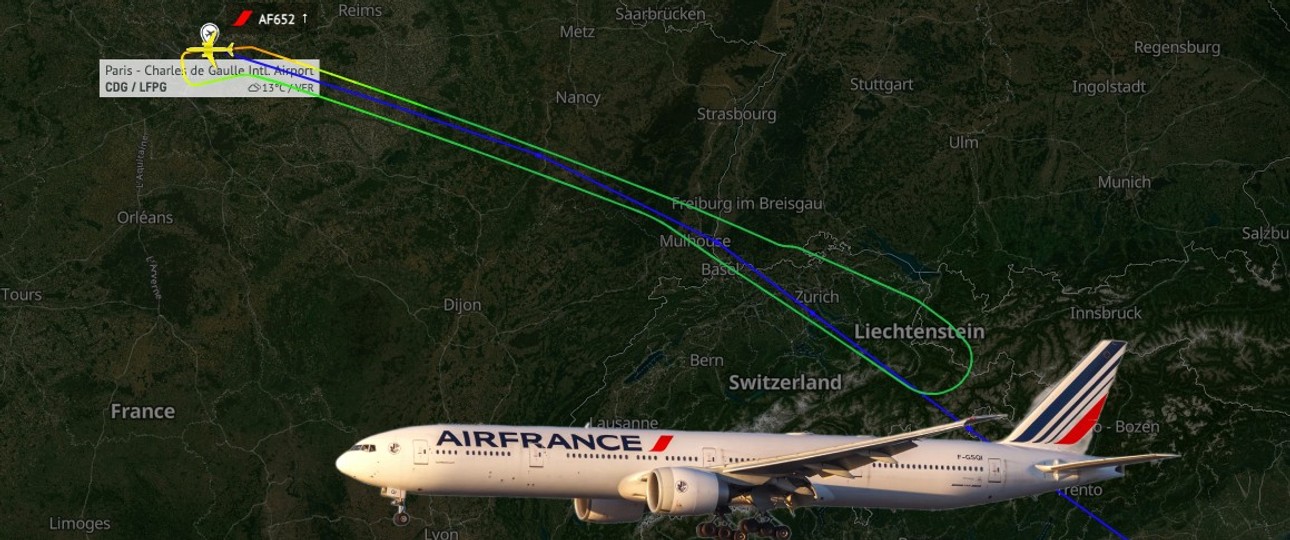 Eine Boeing 777-300 von Air France (Symbolbild) und der Flugverlauf: Zurück nach Paris.