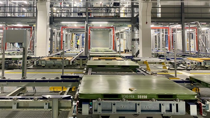 Diese großen Paletten sind im Testbetrieb noch leer, künftig werden sie hier mit Fracht darauf zu sehen sein.