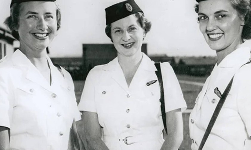 1948–1959: Qantas Empire Airways stellt ihre ersten neun Flugbegleiter ein und führt eine Uniform im Militärstil ein – im Winter ein marineblauer Rock mit Jacke, im Sommer ein weißes Kleid. Eine marineblaue Futtermütze wird über dem rechten Auge getragen. 1953 wird der Winteranzug überarbeitet, die Aufschläge entfernt und das militärische Design reduziert.
