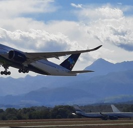 Der Airbus A350 von Azul verlässt Tarbes: 334 Reisende finden darin Platz.