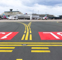 Die Farbe ist noch frisch am Flughafen Köln/Bonn: Zwei Pisten werden neu benannt.