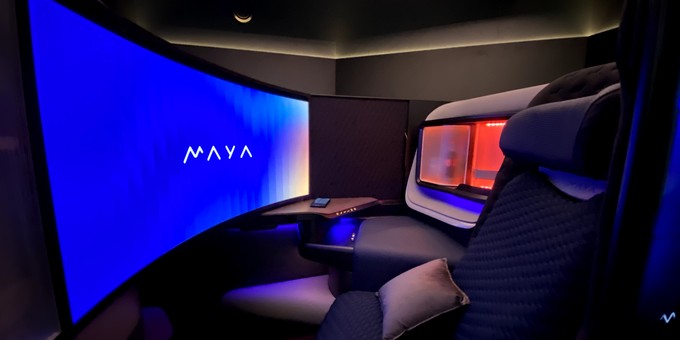 Blick durch die Tür der Business-Class-Suite namens Maya: Das Konzept ...