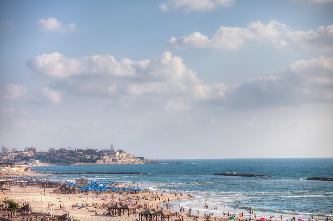 Blick auf die 14 Kilometer lange Strandpromenade der Mittelmeer-Metropole mit Blick auf die ehemalige Kernstadt Jaffa.
