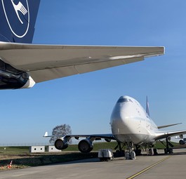Zehn Flugzeuge von Lufthansa stehen derzeit geparkt bei Lufthansa Technik in Hamburg.