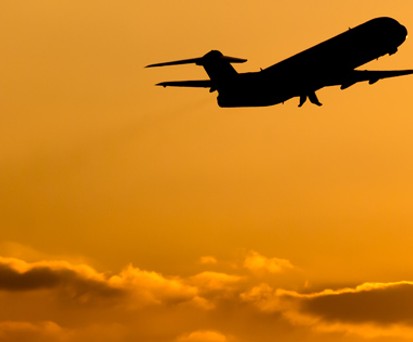 Startendes Flugzeug: Meilen sammeln ist eine Wissenschaft.