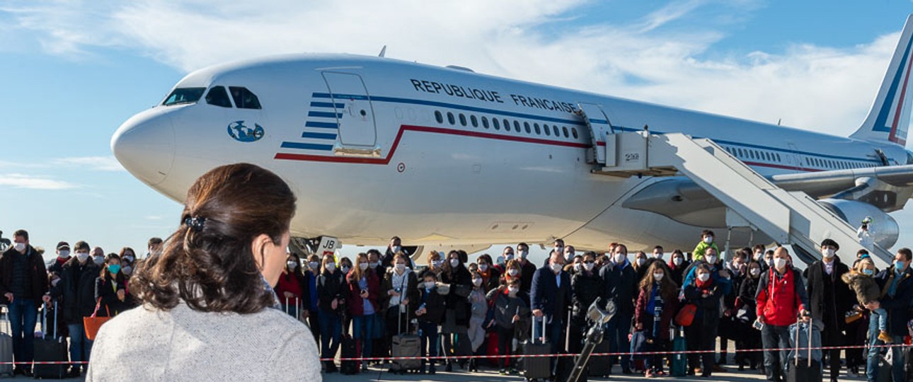 Die damalige französische Gesundheitsminister Agnès Buzyn im Januar vor einem der Airbus A340: brachte Franzosen aus Wuhan zurück.