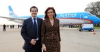 September 2010: Der damalige Aerolíneas-Präsident Mariano Recalde und Argentiniens damalige Präsidentin Cristina Fernández mit Australs erster Embraer 190.