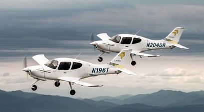 Zwei Cirrus Trac10 in der Luft: Das neue Trainingsflugzeug soll ab 2027 ausgeliefert werden.