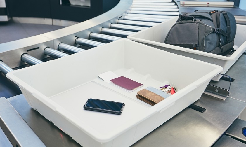 Smartphone in der Plastikwanne: In den USA derzeit nicht erwünscht.