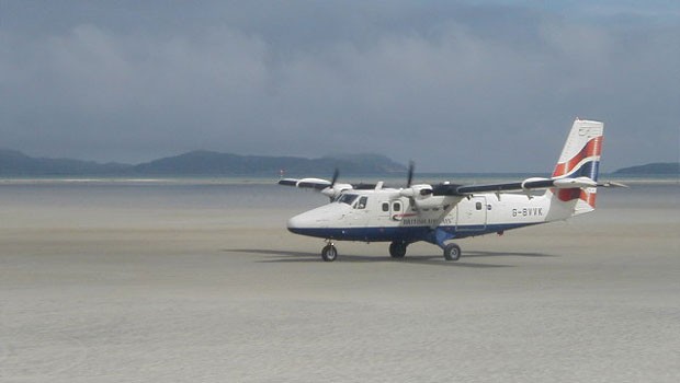 Landen kann man hier nur bei Ebbe - sonst verschwindet der Runway: Barra Airport in Schottland.