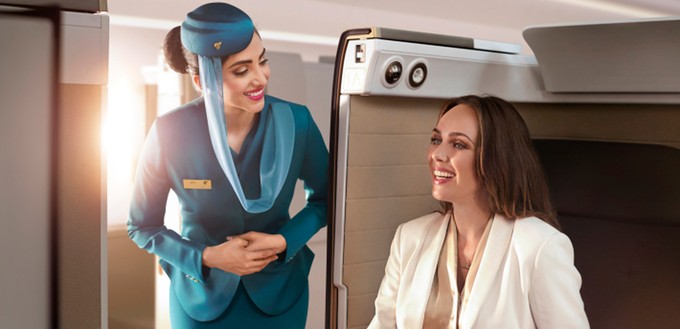 Die neuen Uniformen von Oman Air: Türkis ist die prägende Farbe.