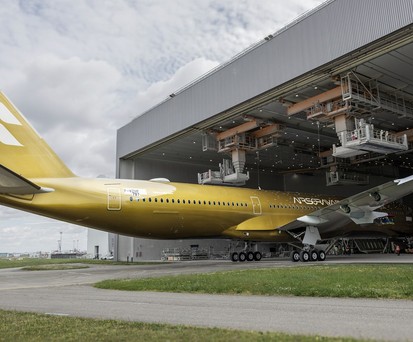 starlux airbus a350 1000 gold 05