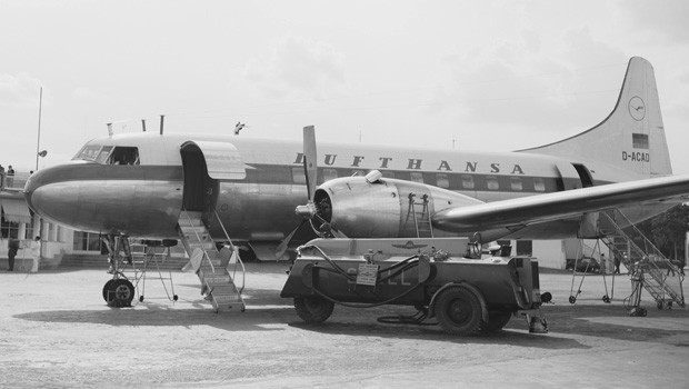 Nach dem Zweiten Weltkrieg wurde die Marke noch in Großbuchstaben geschrieben. Im Bild ist eine Convair CV-340 zu sehen, die bis Ende der 50er-Jahre flog.