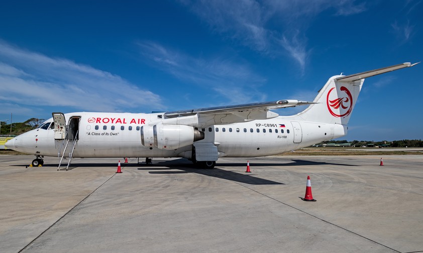 Die ehemalige HB-IXO von Crossair und später Swiss fliegt heute für Royal Air.